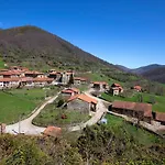 La Casona De Lombraña, En Polaciones *