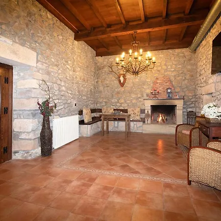 La Casona De Lombrana, En Polaciones *