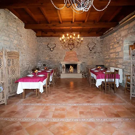 La Casona De Lombrana, En Polaciones Lombrana