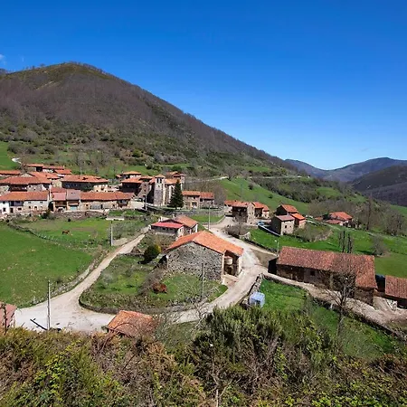La Casona De Lombrana, En Polaciones *