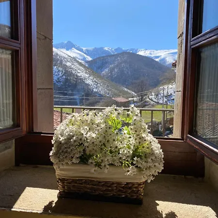 La Casona De Lombrana, En Polaciones Lombraña