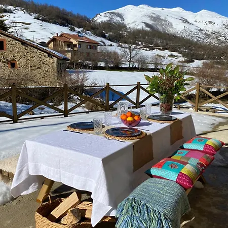 La Casona De Lombrana, En Polaciones *