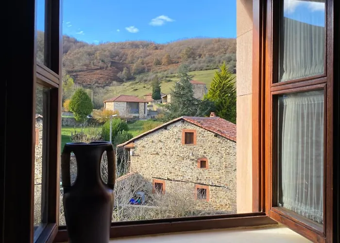 La Casona De Lombrana, En Polaciones Lombrana