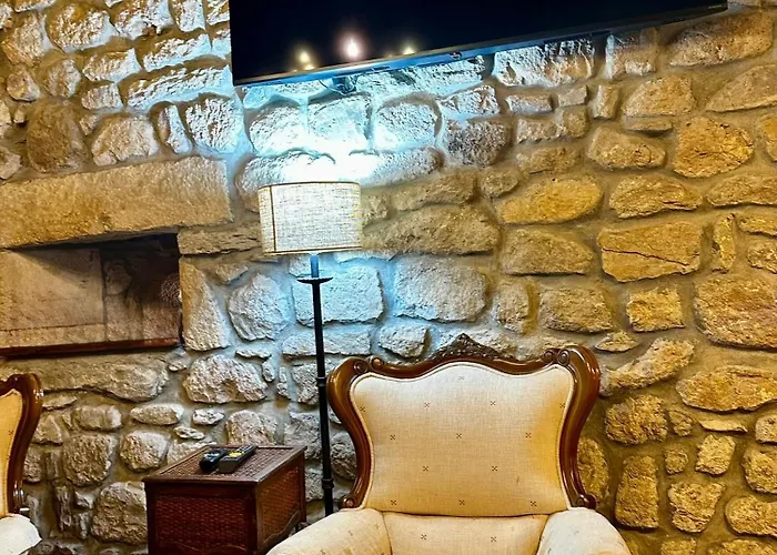 La Casona De Lombrana, En Polaciones *